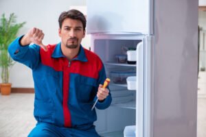 Geladeira descongelando sozinha? Saiba qual pode ser o problema