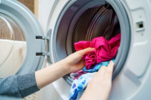 Você sabia que precisa limpar máquina de lavar?