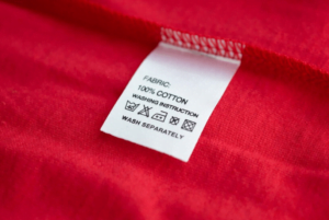 O que significam os símbolos nas etiquetas das roupas?