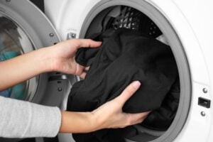 Como lavar roupa escura na máquina?