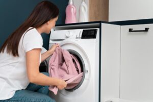 O que não colocar na máquina lavar: evite danos às roupas e à lavadora